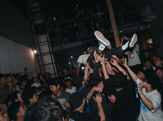 Penonton melakukan crowd surfing di acara So Long So Tired Music Premiere *Courtesy of @infonizar
