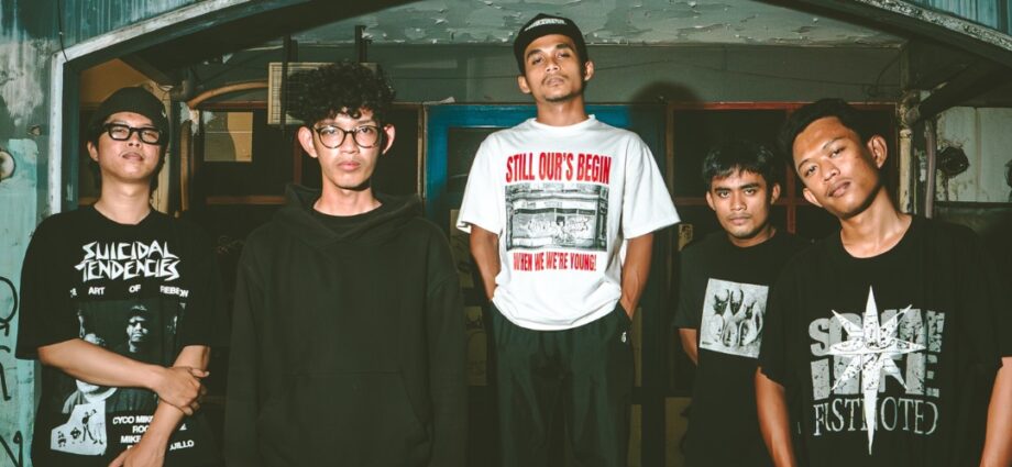 People Make Crowd Narasikan Resiliensi Lewat EP "Survived The Falls"